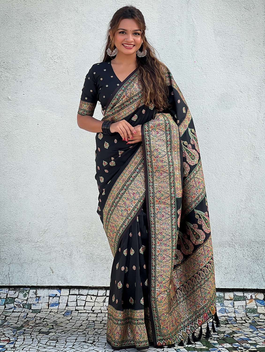 women self design banarasi saree with blouse - 22448903 -  Standard Image - 2