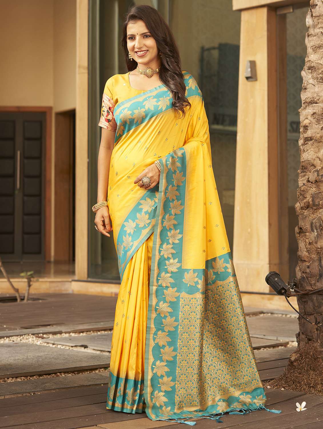 women self design banarasi saree with blouse