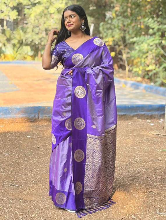 women self design banarasi saree with blouse - 22450363 -  Standard Image - 2