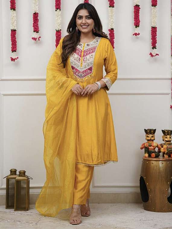 women solid with work three quarter sleeve kurta pant with dupatta set