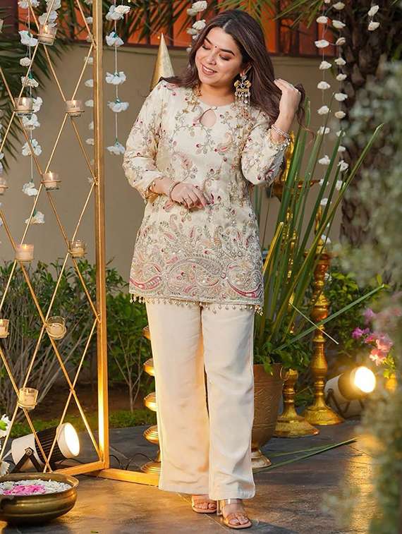 women cream paisley kurta pant set