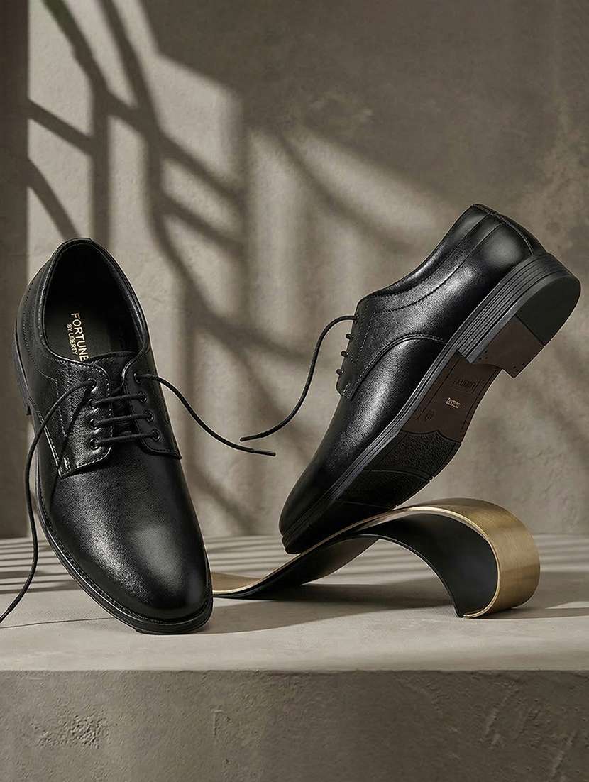 men solid lace up derby