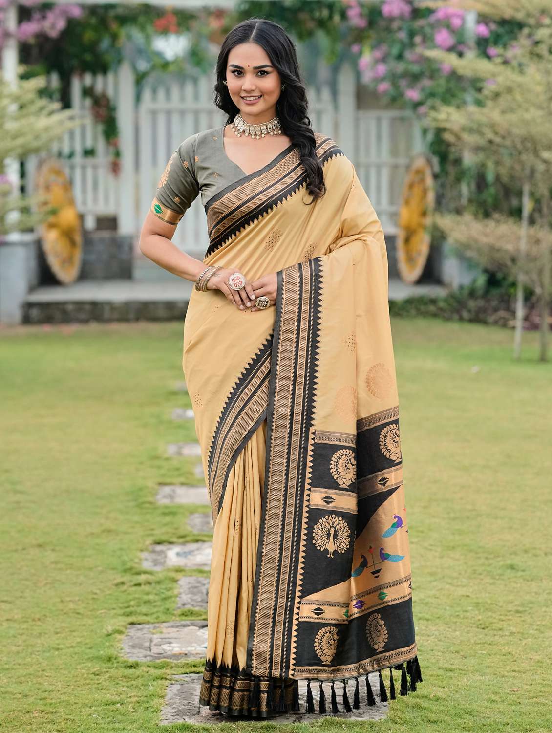 women self design paithani saree with blouse - 22452195 -  Standard Image - 2