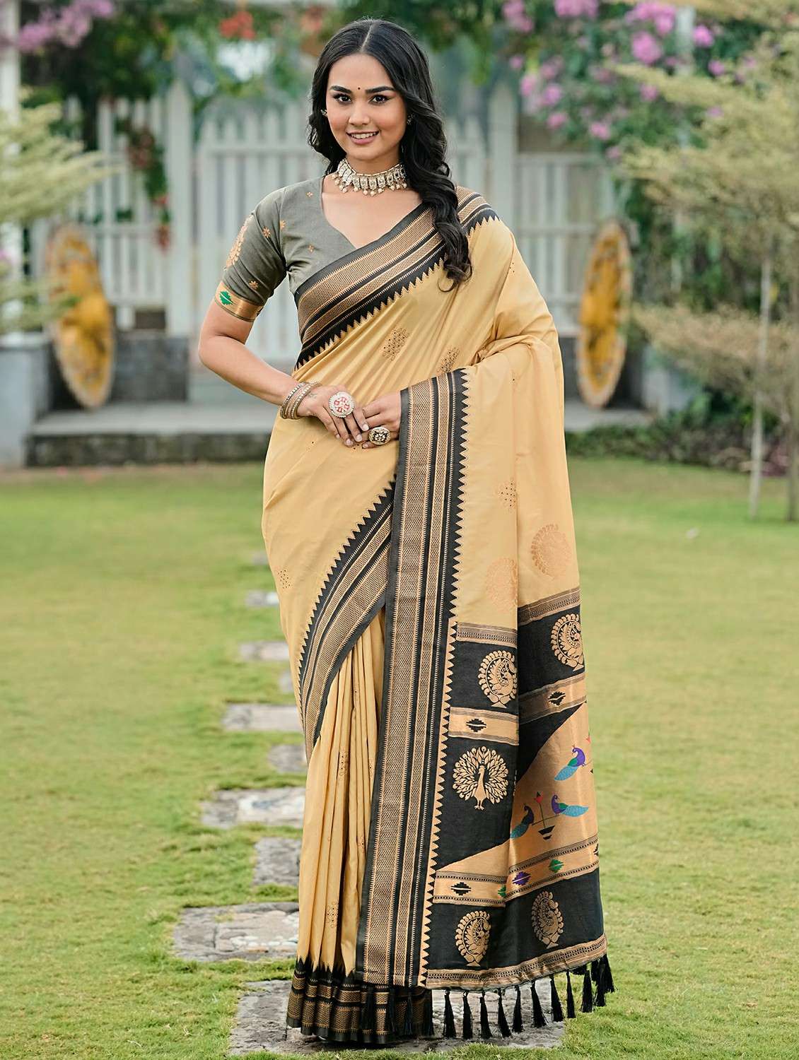 women self design paithani saree with blouse - 22453717 -  Standard Image - 2