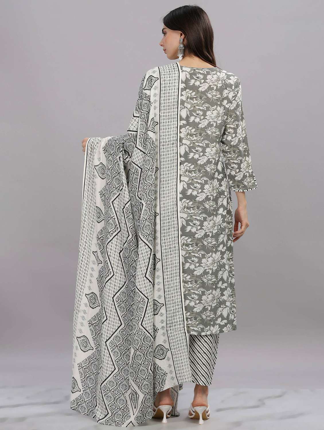 women grey suit set - 22453970 -  Standard Image - 2