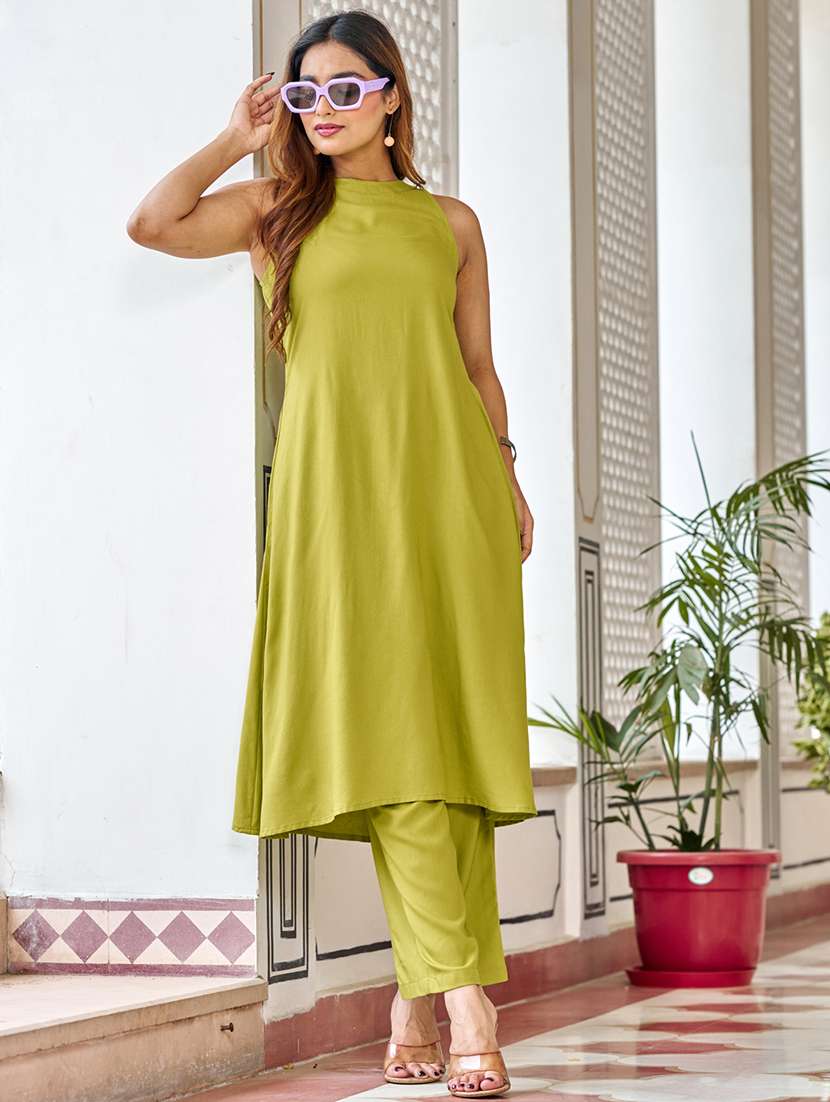 women solid sleeveless kurta pant set