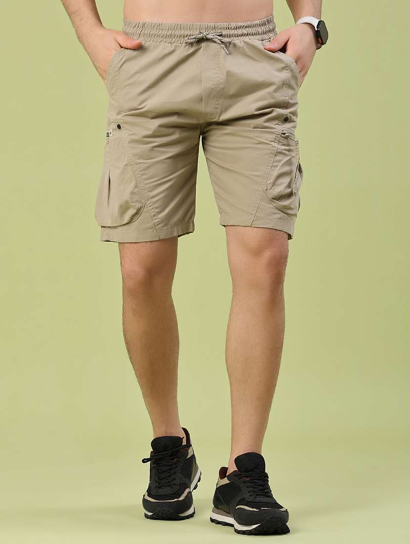 men solid mid rise regular fit cargo shorts