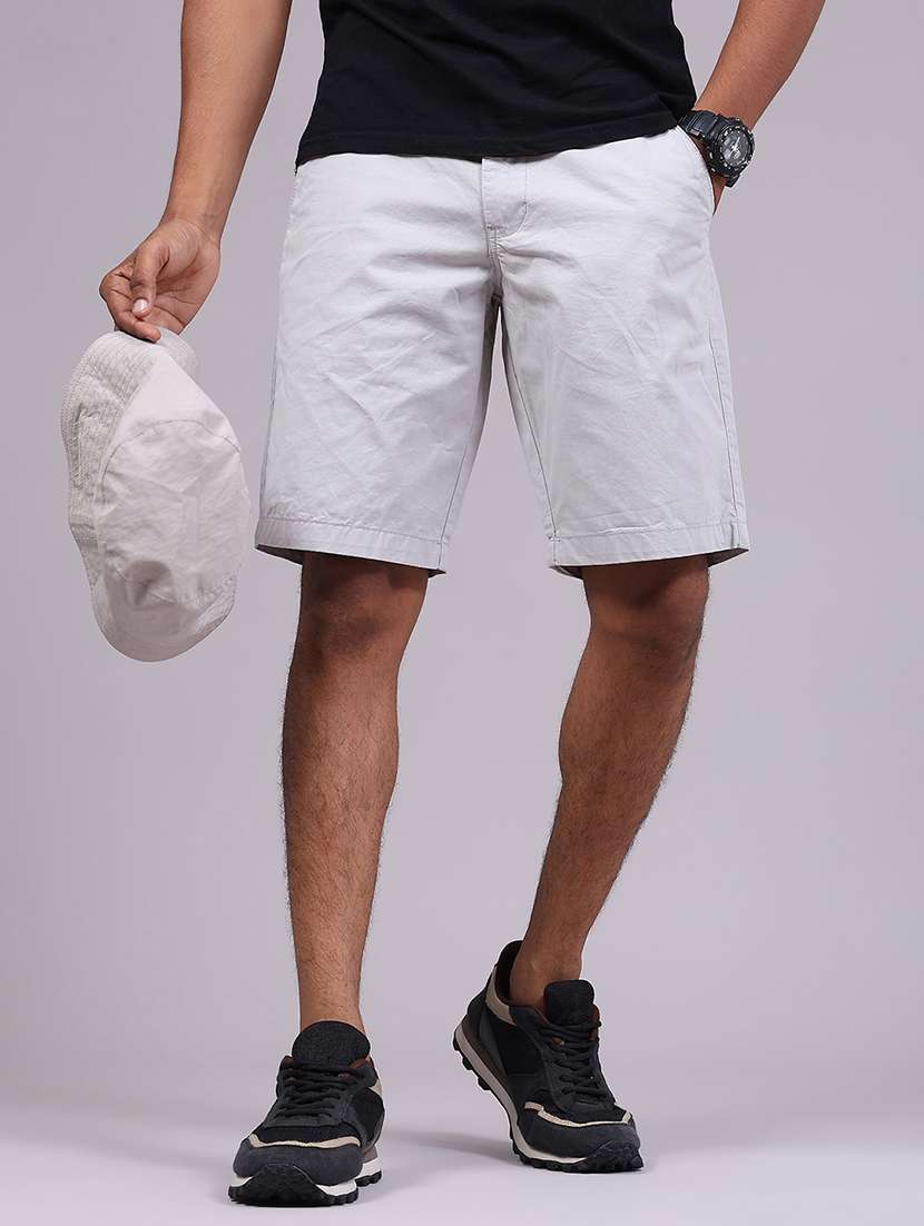men solid mid rise regular fit shorts