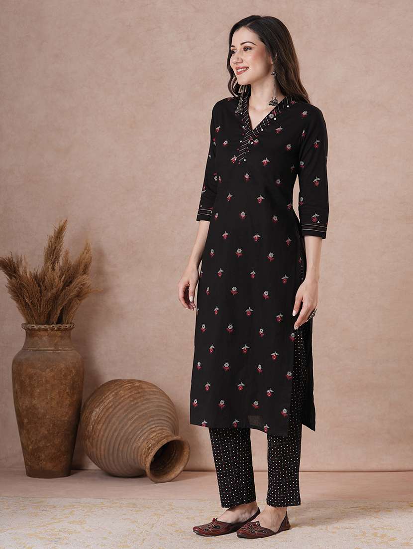 women black suit set - 22463511 -  Standard Image - 2
