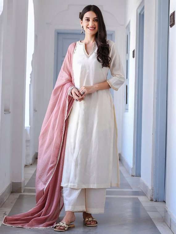 women self design cream kurta dupatta set