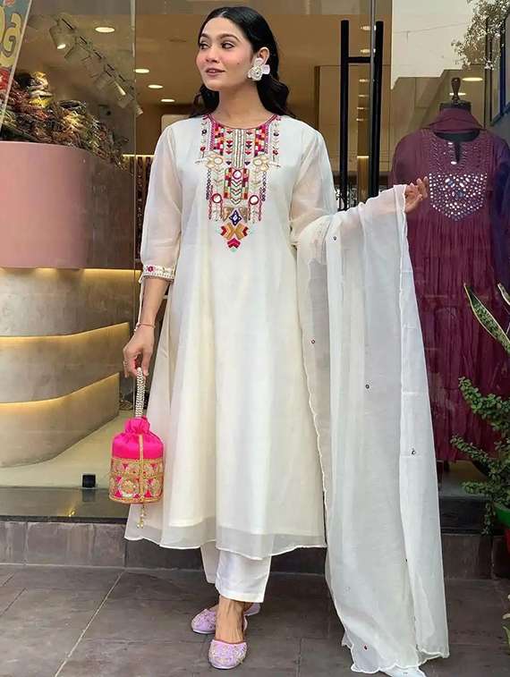 women self design cream kurta dupatta set