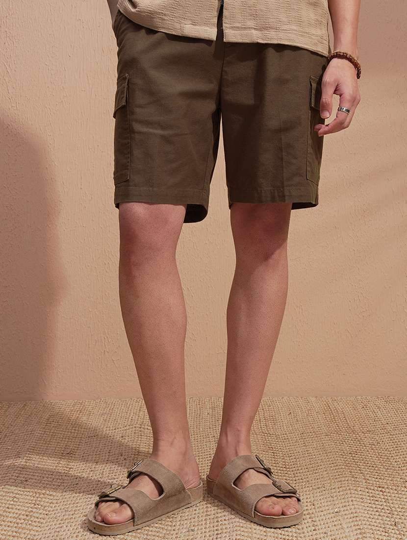 men solid mid rise cargo shorts