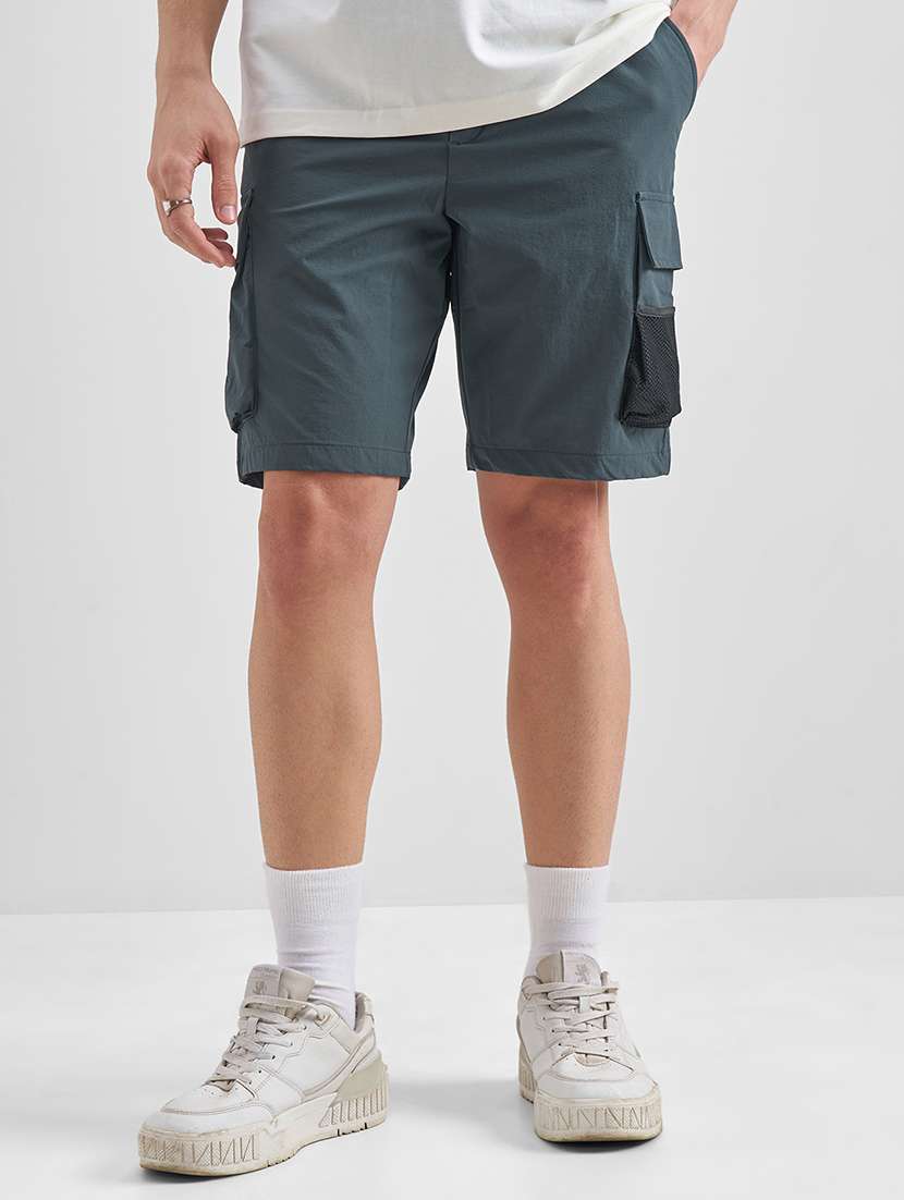 men solid mid rise cargo shorts - 22469194 -  Standard Image - 2