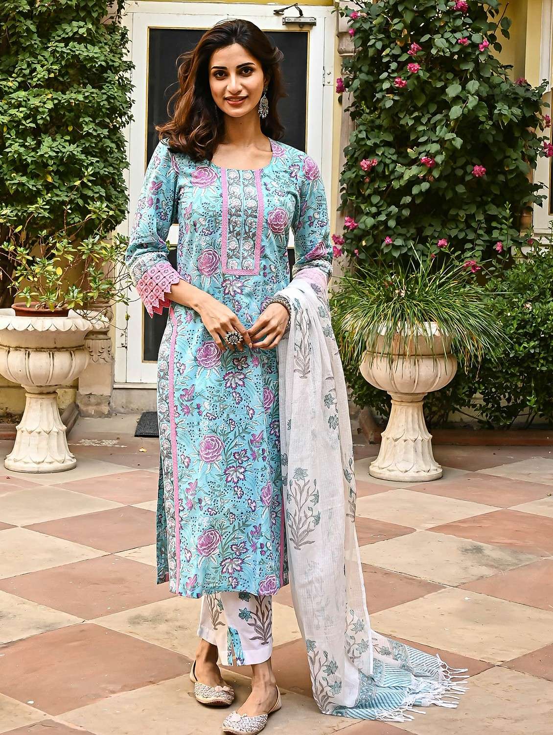 women white suit set - 22471652 -  Standard Image - 2