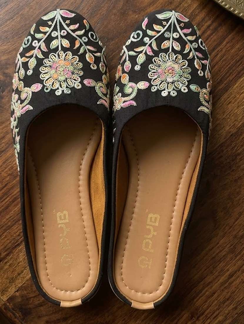 women black slip on jutis & mojari