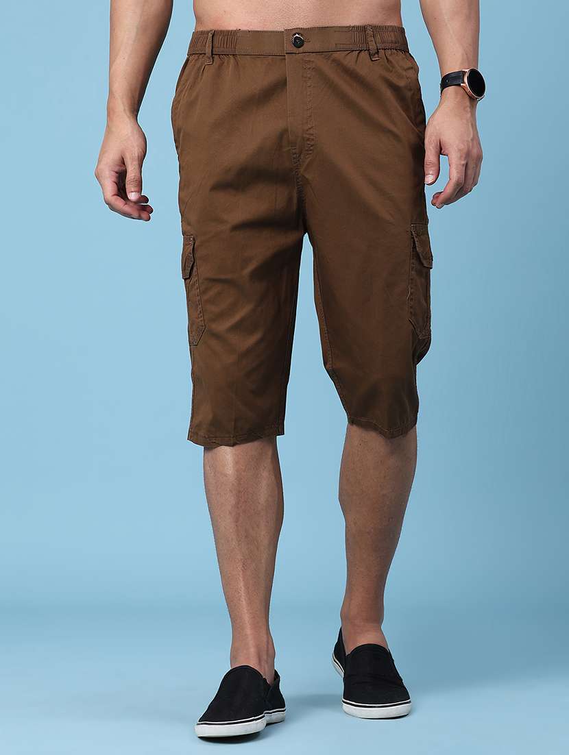 men solid mid rise cargo shorts