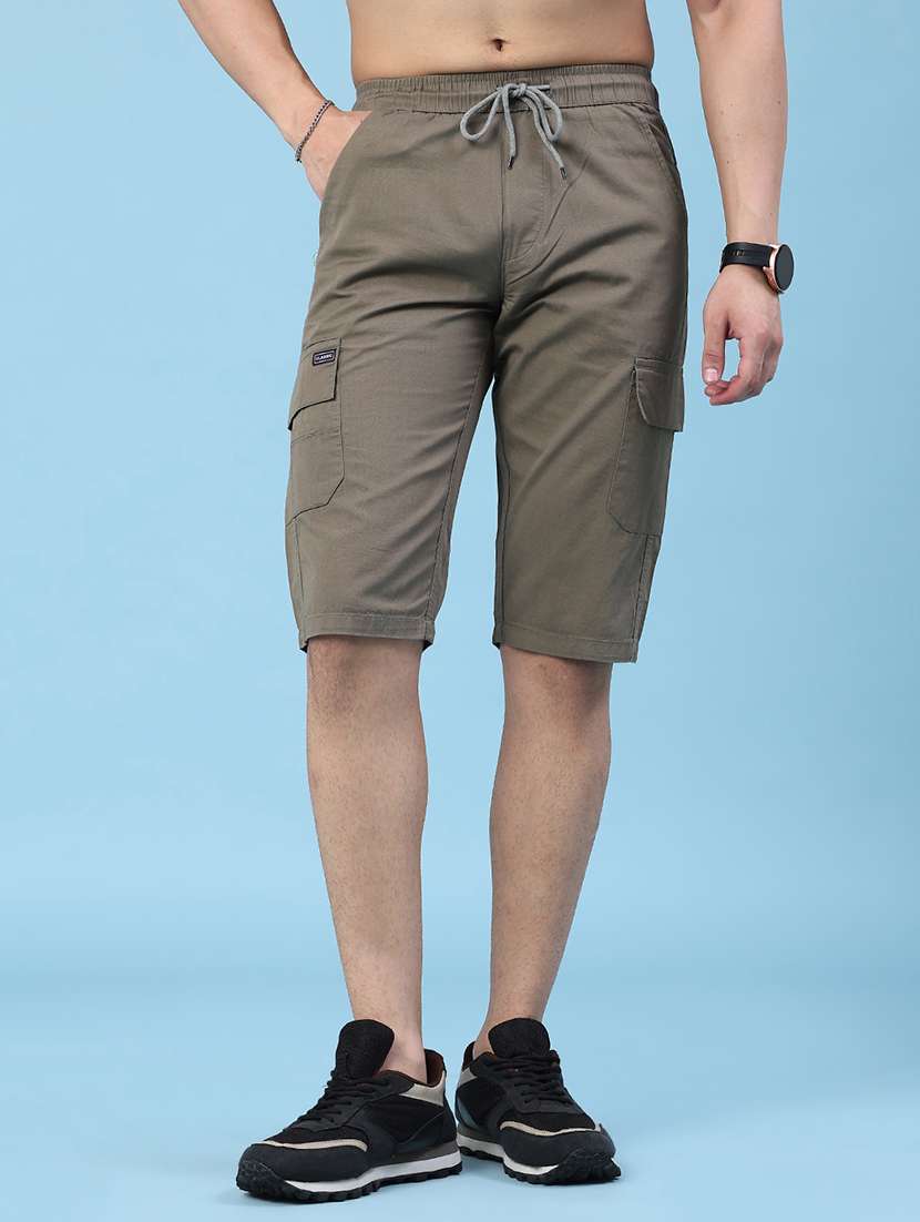 men solid mid rise regular fit three - fourth shorts