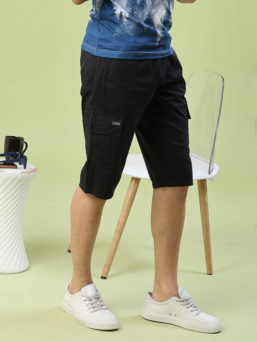 men solid mid rise regular fit three - fourth shorts