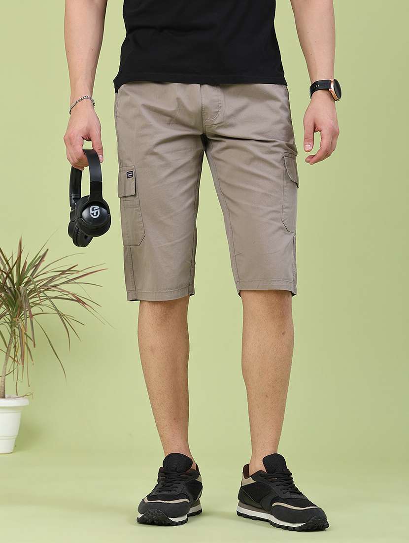 men solid mid rise regular fit three - fourth shorts