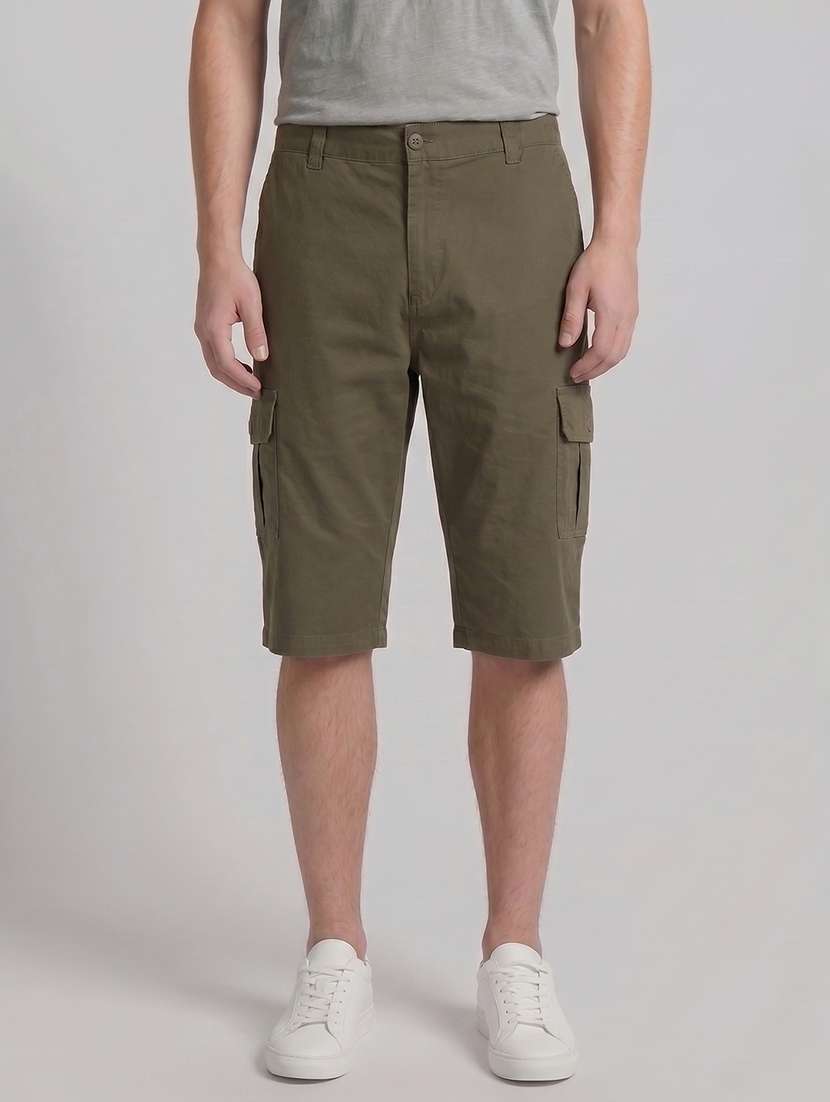men solid mid rise three fourth cargo shorts