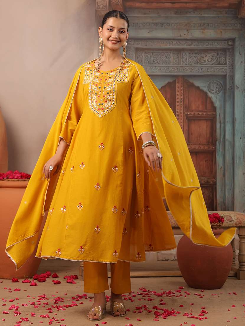 women solid with work three quarter sleeve kurta pant with dupatta set