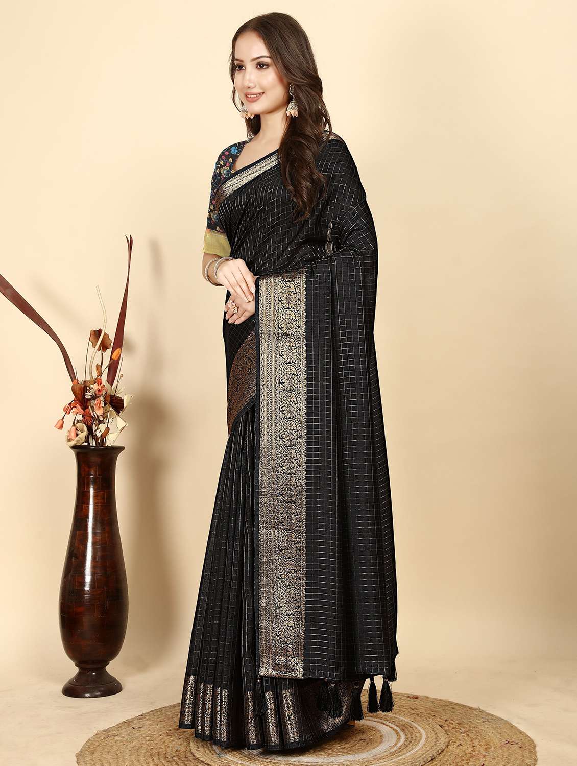 women checkered bordered saree with blouse - 22491478 -  Standard Image - 2