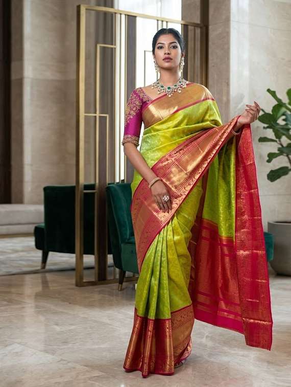 women self design banarasi saree with blouse