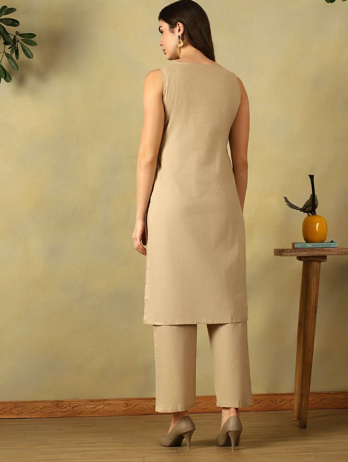 women solid sleeveless kurta pant set - 22495540 -  Standard Image - 2