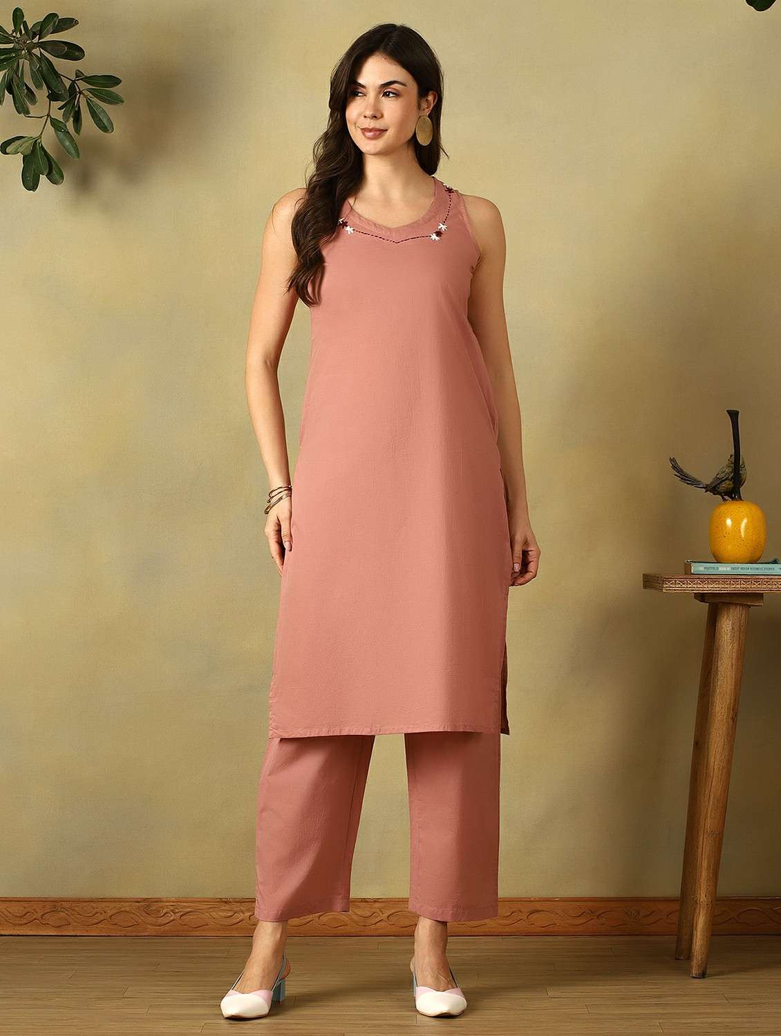 women solid sleeveless kurta pant set