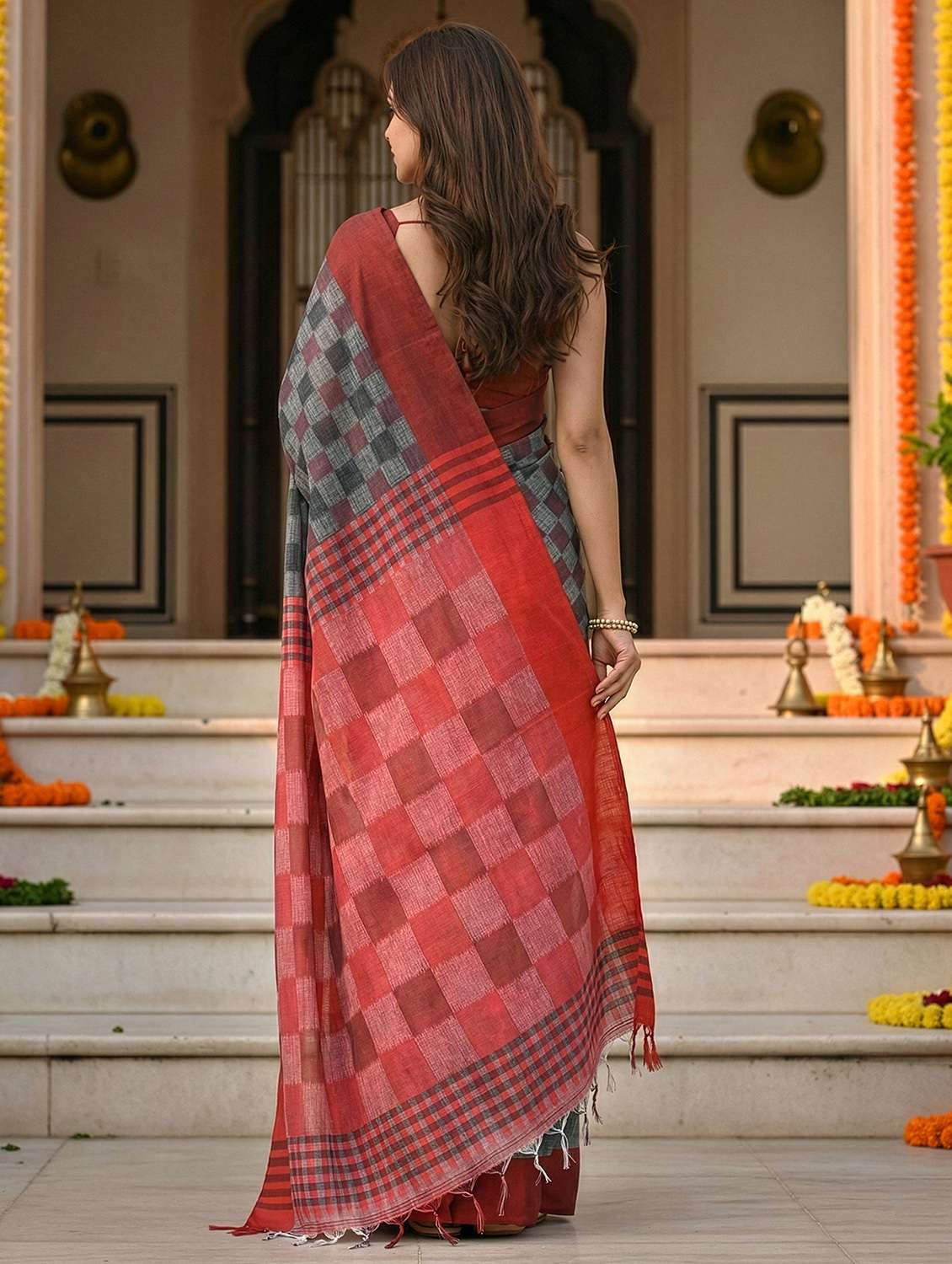 women checkered handloom saree with blouse - 22497595 -  Standard Image - 2