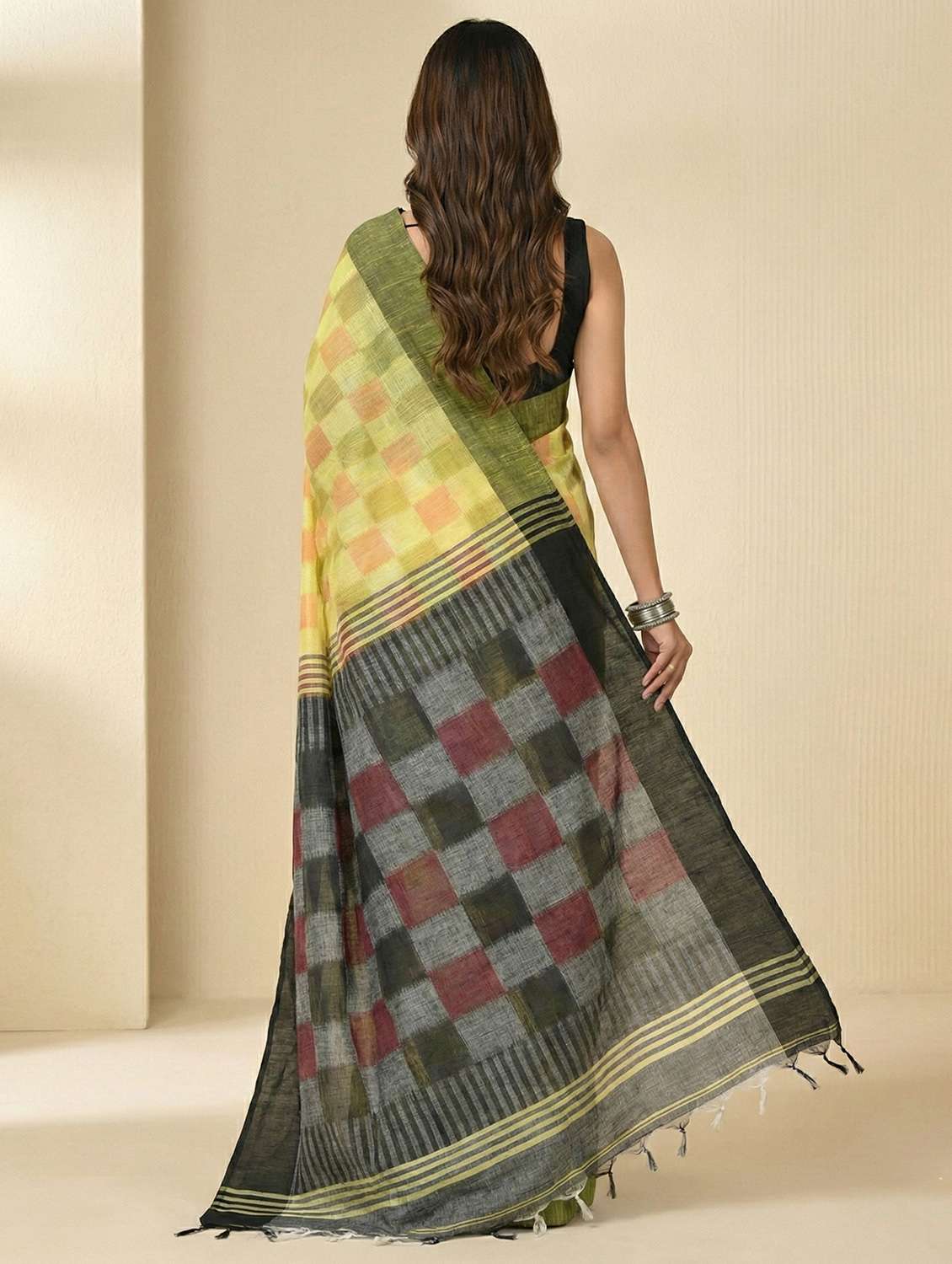 women checkered handloom saree with blouse - 22497601 -  Standard Image - 2