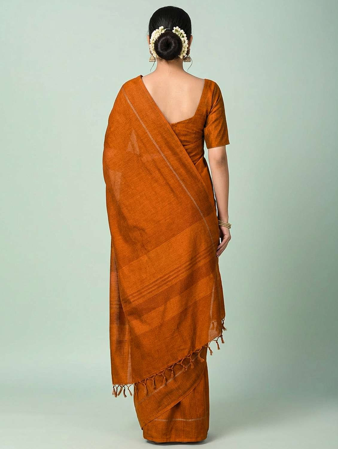 women solid handloom saree with blouse - 22498608 -  Standard Image - 2