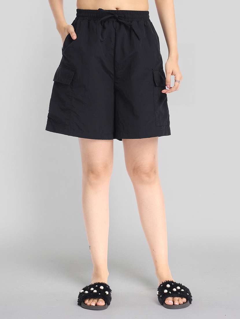 women solid mid rise cargo shorts