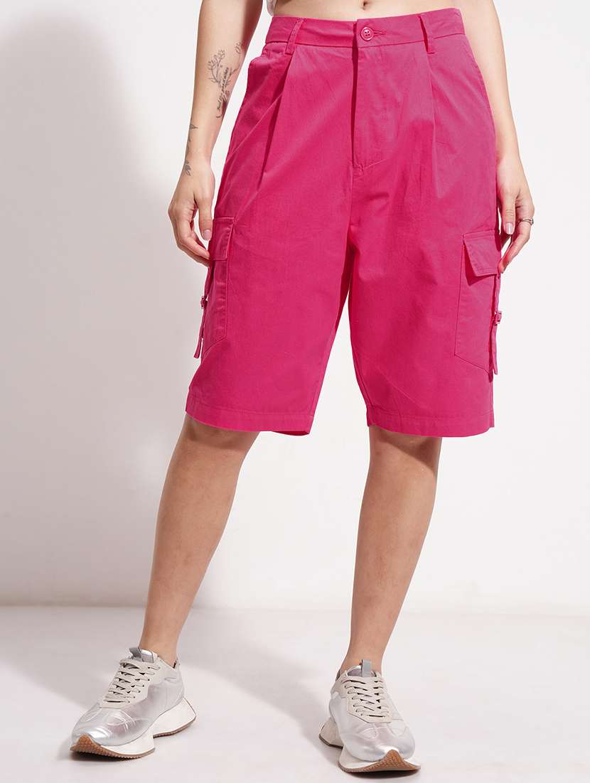 women solid mid rise cargo shorts