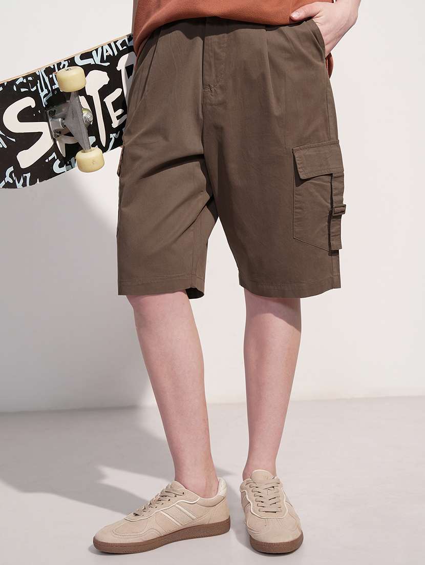 women solid mid rise cargo shorts