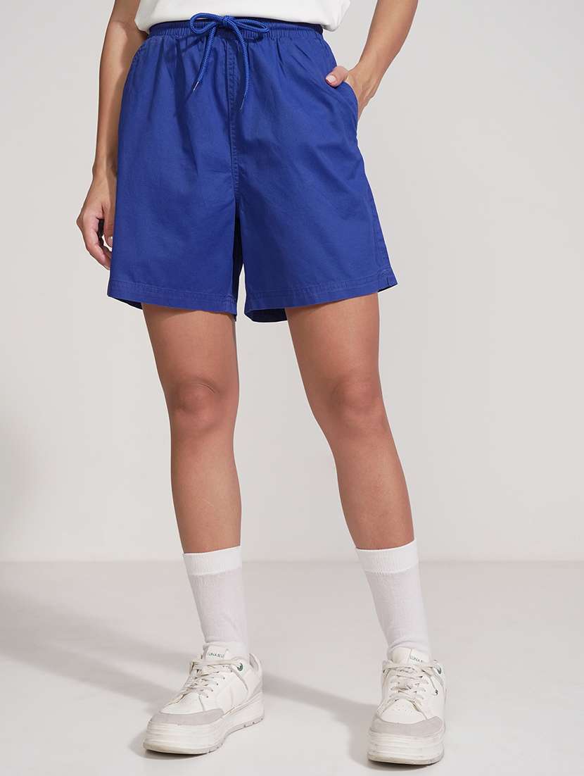 women solid mid rise regular shorts