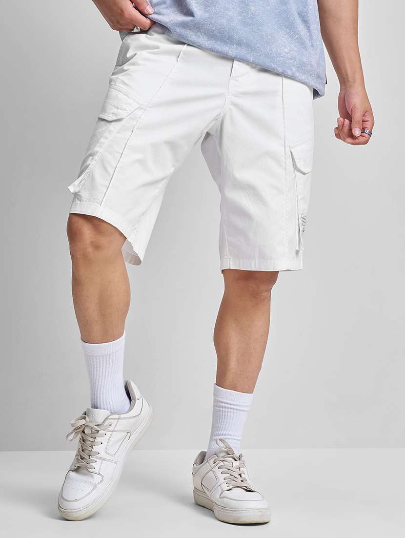 men solid mid rise relaxed fit cargo shorts