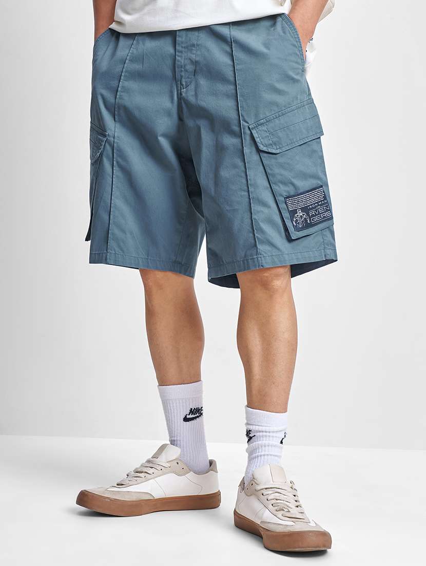 men solid mid rise loose fit cargo shorts
