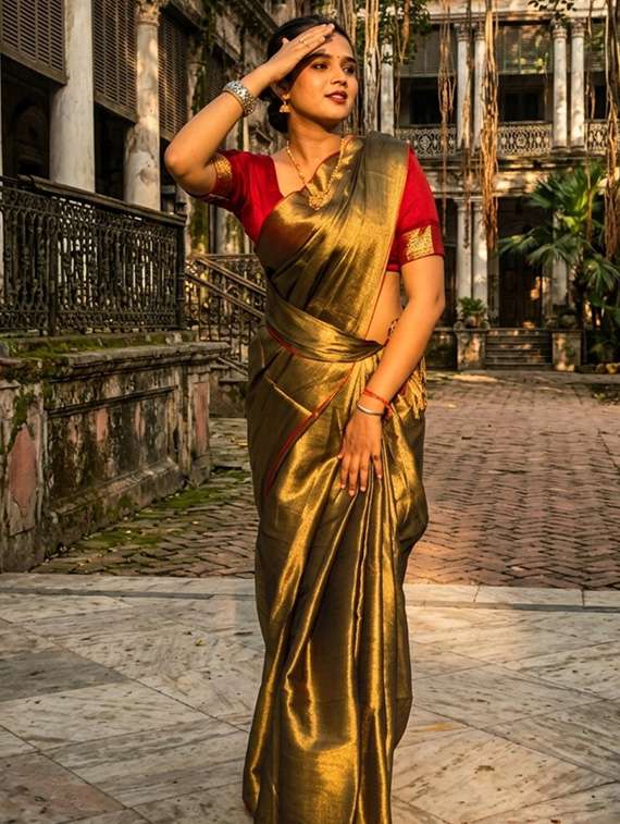 women solid handloom saree with blouse