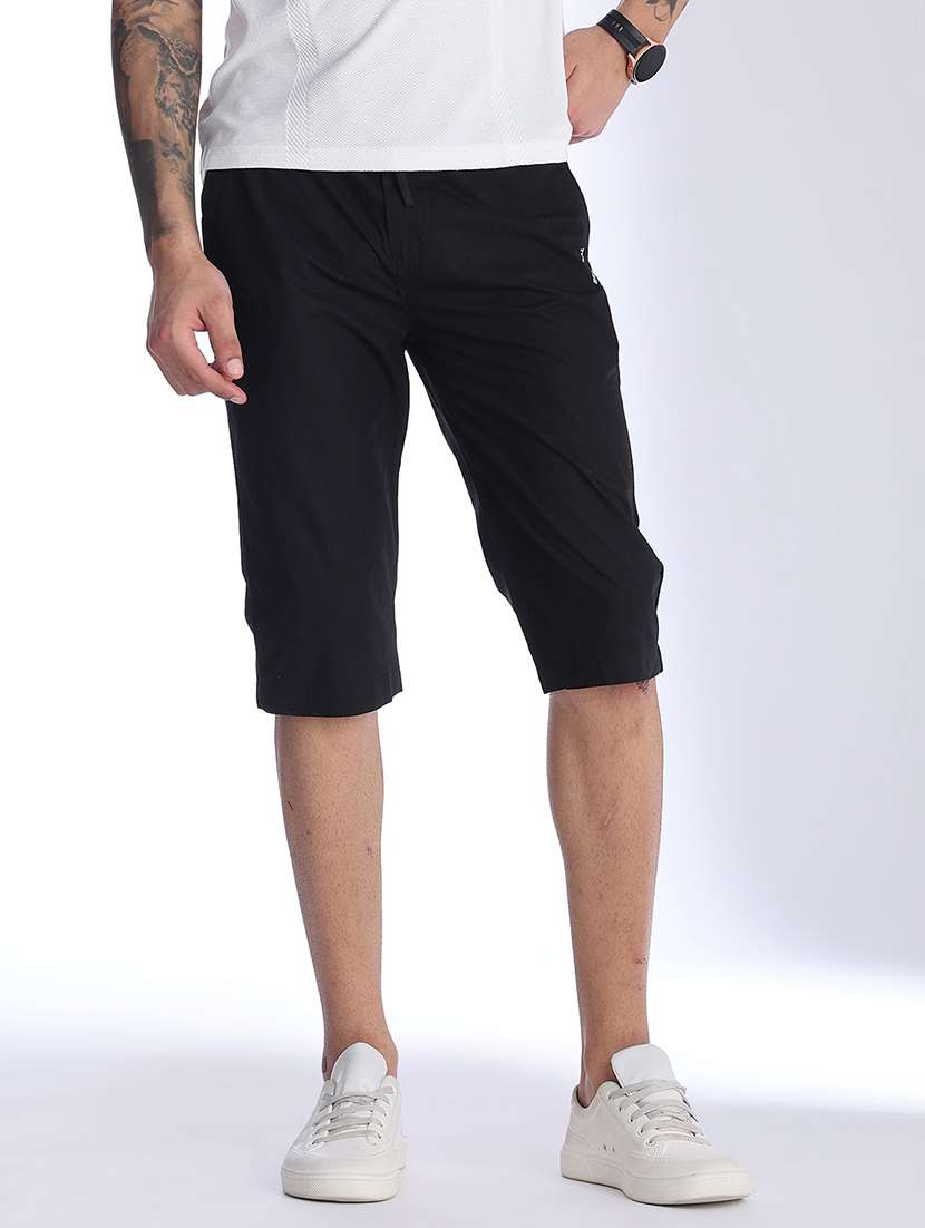 men solid mid rise regular fit three - fourth shorts