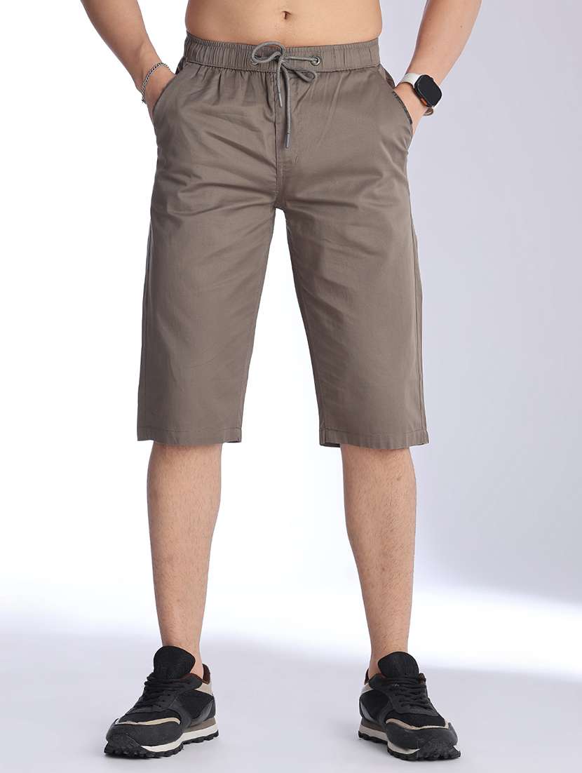 men solid mid rise regular fit three - fourth shorts - 22501015 -  Standard Image - 2