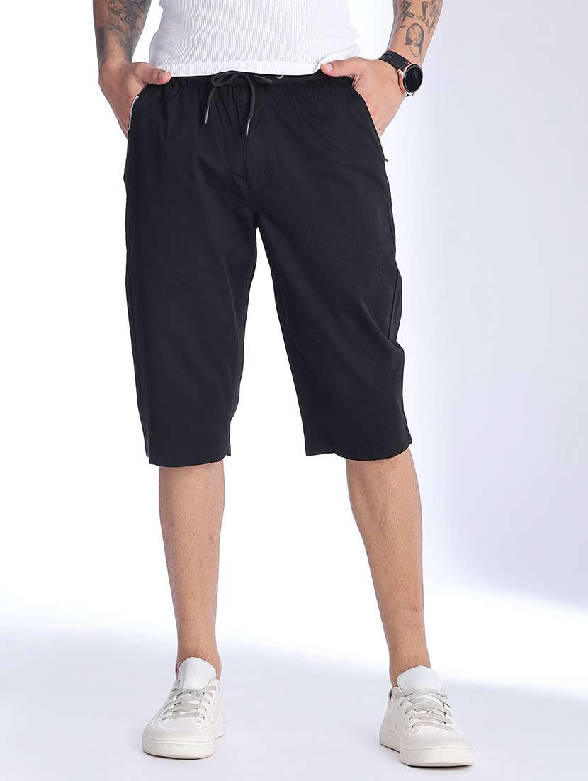 men solid mid rise regular fit three - fourth shorts