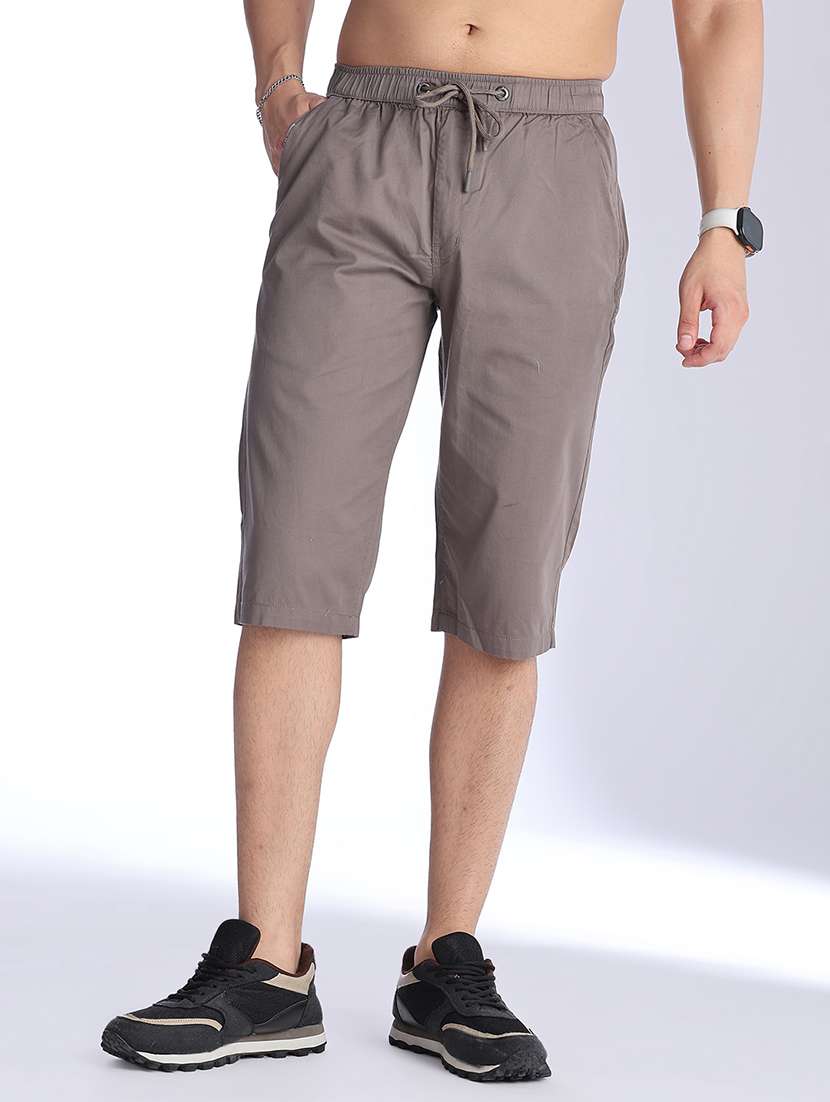 men solid mid rise regular fit three - fourth shorts