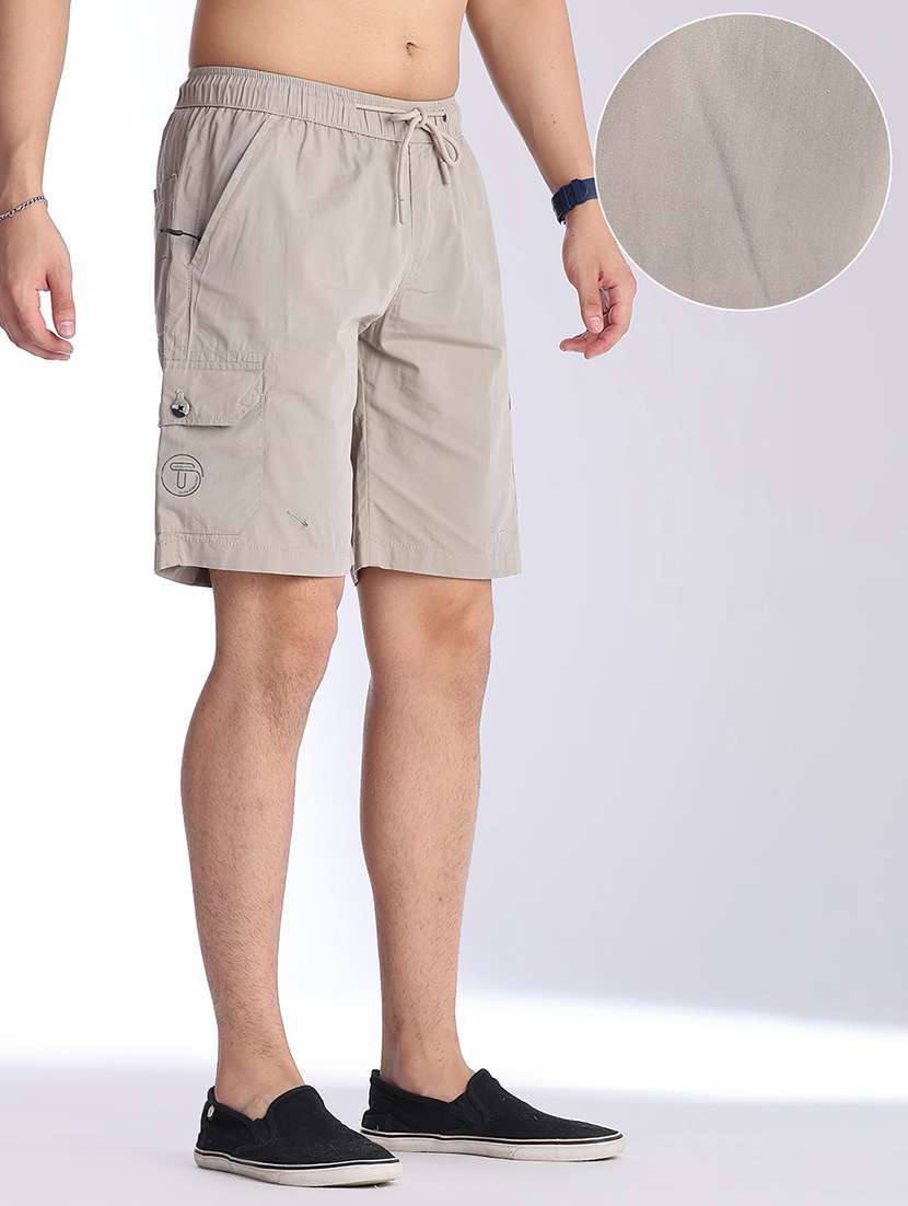men solid mid rise regular fit cargo shorts - 22501044 -  Standard Image - 2
