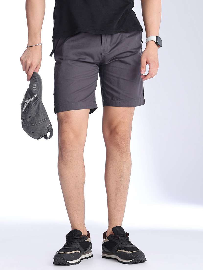 men solid mid rise regular fit shorts