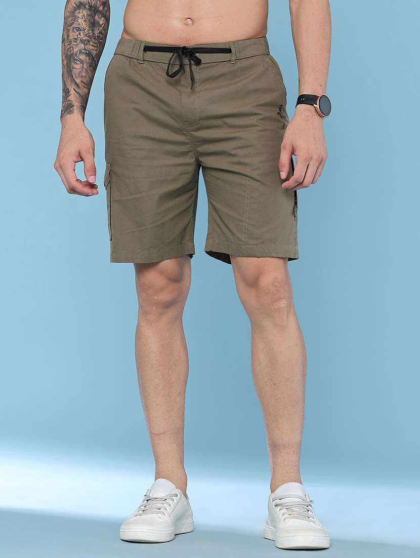 men solid mid rise regular fit cargo shorts