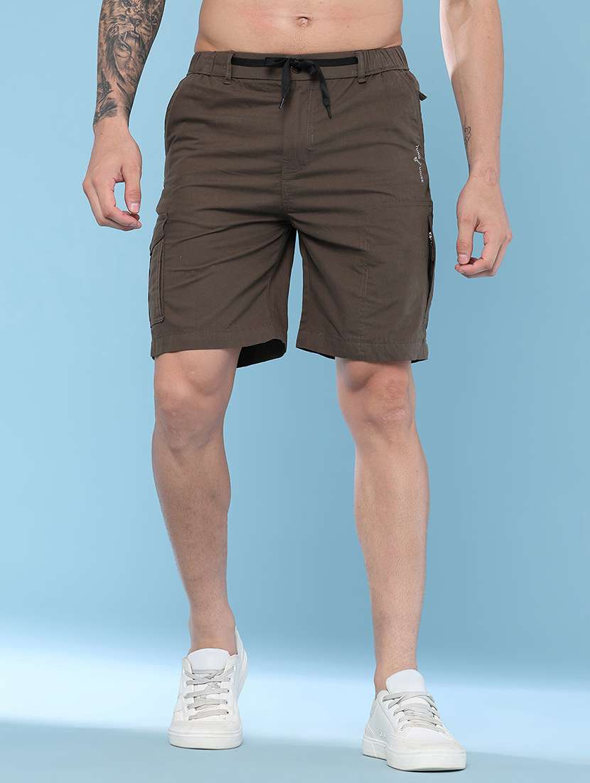 men solid mid rise regular fit cargo shorts