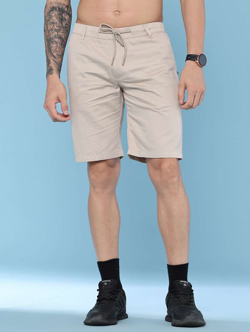 men solid mid rise regular fit shorts