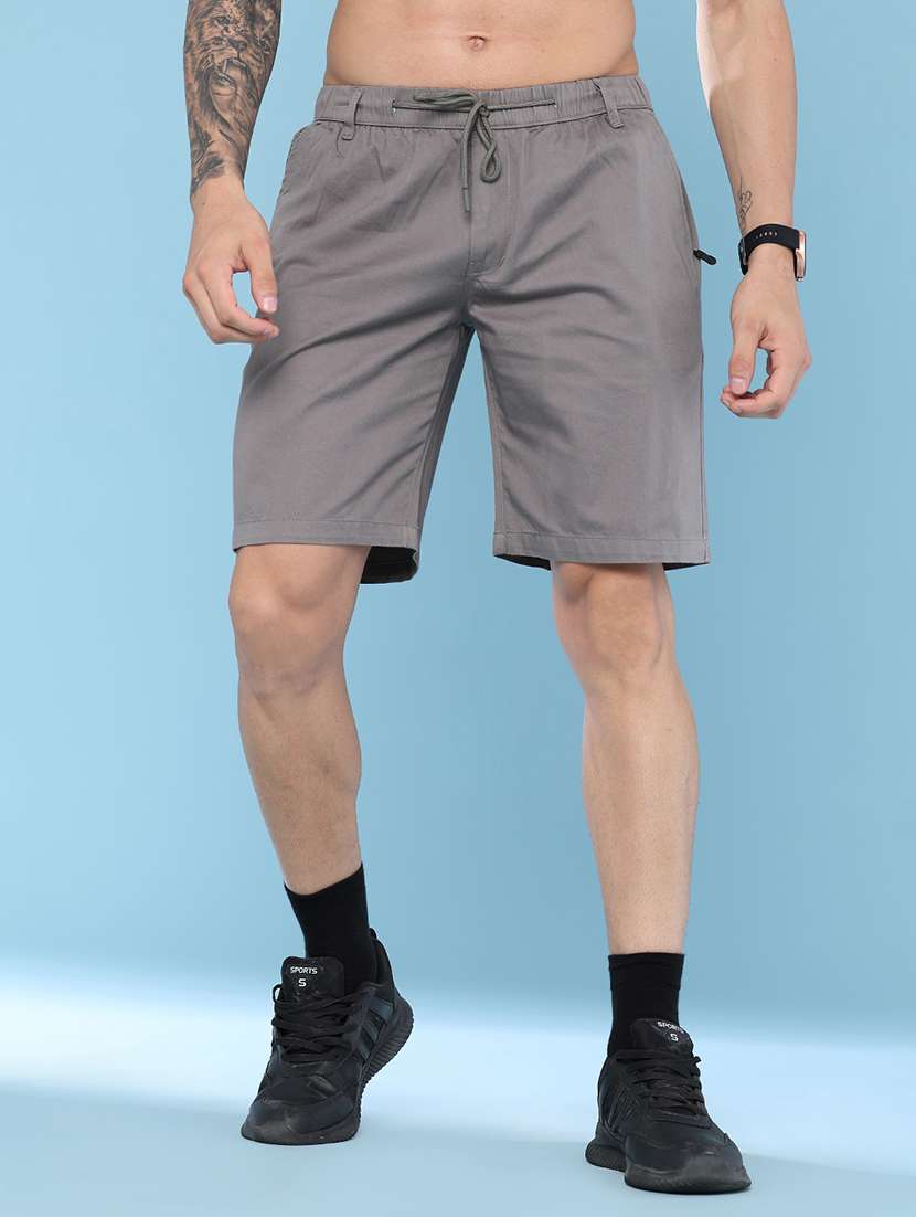 men solid mid rise regular fit shorts