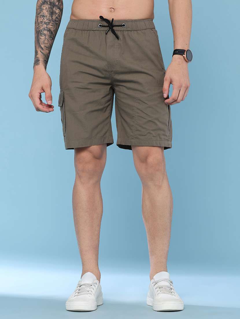 men solid mid rise regular fit cargo shorts
